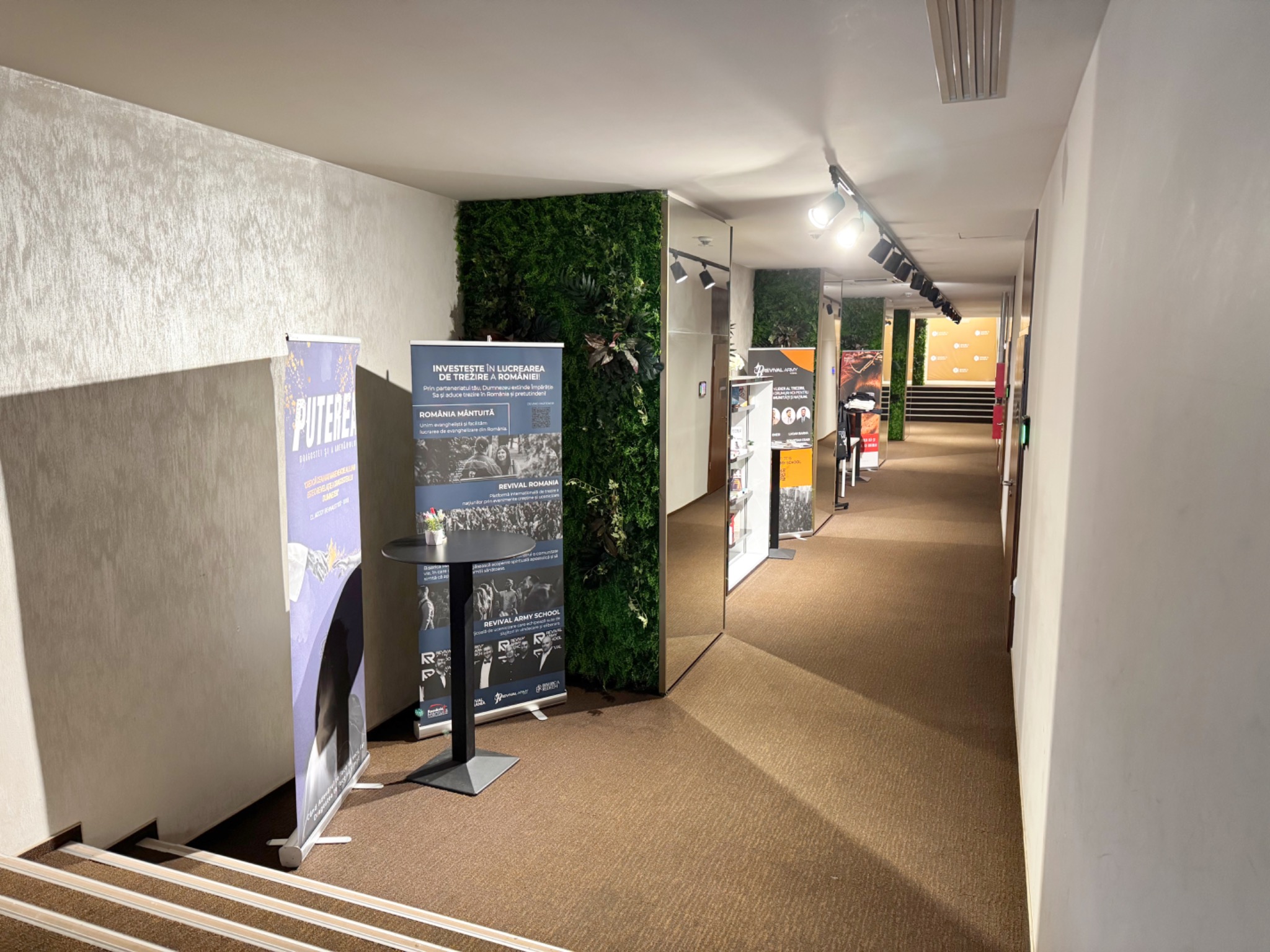 Hol de acces pentru sala principală de conferințe la Novis Plaza Cluj-Napoca