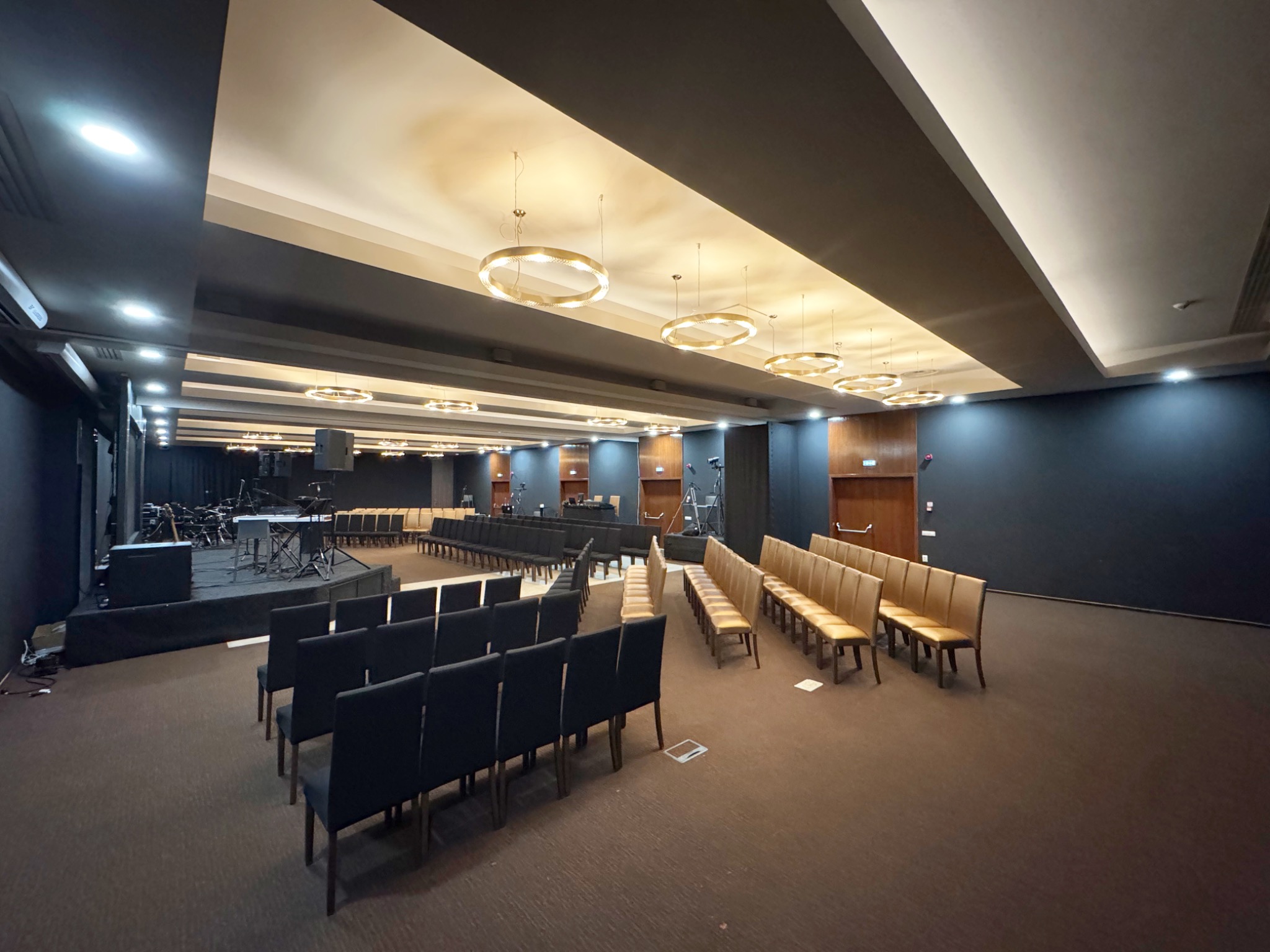 Vedere laterală a sălii principale de conferințe din Novis Plaza Cluj-Napoca